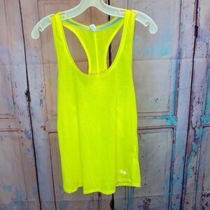 Woman’s Under Armour running top sized Med